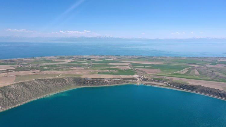 <p>Nazik Gölü'nün dışında Madavans Vadisi Kuş Cenneti'nin de Cumhurbaşkanı kararıyla "kesin korunacak hassas alan" ilan edildiğini aktaran Çoban, şöyle konuştu:</p>

<p>"Kültürel mirasımız ile doğal zenginliklerimiz göz doldurmaya başladı. Bölgedeki terör belası çekildikçe zenginliklerimiz ortaya çıkıyor. İbn-i Haldun'un ifadesiyle 'coğrafya kaderdir'. Coğrafyamız kaderimizdir, güzeldir ve harikadır. </p>

