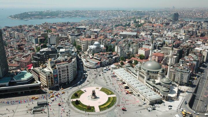 <p>12 bin 574 metre kare toplam kapalı alanı olan camide 165 araçlık 3 katlı otopark da bulunuyor. Sadece ibadet amacıyla kullanılmayacak camide konferans ve sergi salonları gibi alanlara da yer verildi.</p>
