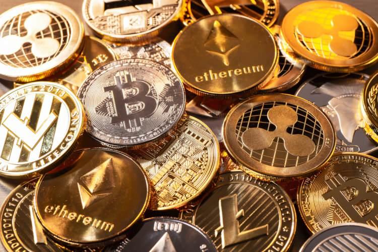 <p>64 bin dolar seviyelerinden 29 bin dolara kadar gerileyen ve sonrasında da denge bulma çabası içine giren Bitcoin son 24 saatte yüzde 3 oranında düşüşle 37 bin 380 dolar seviyesinde işlem görüyor. Ethereum de yüzde 2,25 oranında kayıpla 2660 dolar seviyesinden alıcı buluyor.</p>