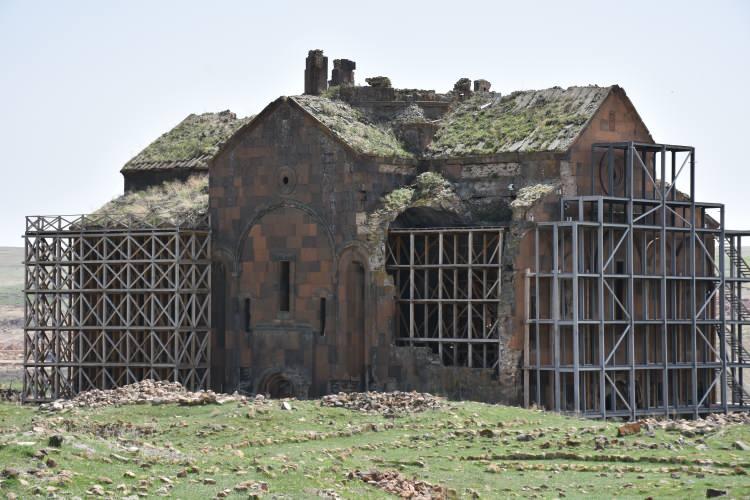 <p>- "Birçok alanla Ani, yerde yatan bir şehir"</p>

<p>Arslan, Ani Ören Yeri'nin tarihi ve kültürüyle çok zengin olduğunu vurgulayarak, bölgenin, Orta Çağ'ın en önemli merkezlerinden birisi olduğunu dile getirdi.</p>
