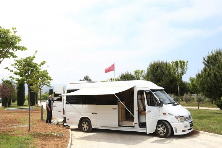 <p>İnsanların salgın sürecinde doğada olmak, mesafeyi koruyarak tatil yapmak istediklerini aktaran Aydın, "Bazı arkadaşlarımız evini kapatıp karavanda yaşıyorlar. Belki bir yıldır karavanda yaşayanlar var." ifadesini kullandı.</p>

<p> </p>
