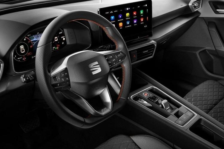 <p>Tamamen yenilenen SEAT Leon'un tasarımındaki değişim iç kısımda da kendini gösteriyor.</p>
<p>10,25” boyutundaki dijital gösterge paneli, onu çevreleyen ve ön kapılar üzerinden devam eden dekoratif kaplamalar yardımıyla hafiflik ve "süzülme" hissi veriyor. </p>