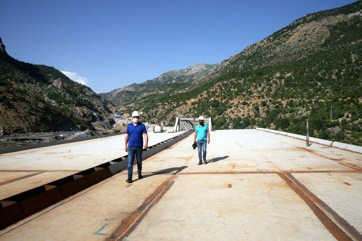 <p>"Yatay ve düşey kodları olduğundan itme sürme tekniği çok zor bir proje. Böyle bir projenin yapılması da teknik ve teknolojik açıdan bölgeye ciddi bir kazanım sağlayacaktır. Projenin güzel şekilde sonuçlanacağını taahhüt ediyoruz. 2022 yılının sonunda vatandaşlarımız bu yolu rahatlıkla kullanacaklar. Diyarbakır, Adana ve Mersin'e bağlantı yolu. Özellikle tırlar ve büyük araçların kullandığı yolun dar olması nedeniyle trafikte ciddi tehlikeler yaşanıyordu. Projenin tamamlanmasıyla bütün problemler ortadan kalkacak."</p>
