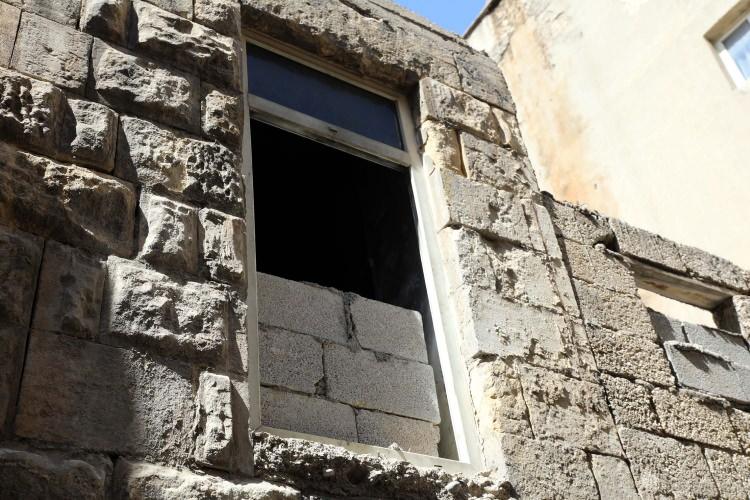 <p>Hırsızlar evlerimizin içlerine kadar girip ne var ne yok boşalttılar. İçindeki eşyaların yanı sıra kapıları, elektrik kablolarını çaldılar, elektrik, su saatlerimizi söküp götürdüler. </p>
