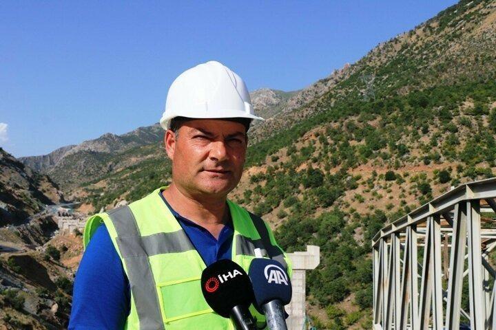 <p>Viyadükün tamamlanmasının ardından vatandaşların ulaşımlarını heyelan riskine rağmen güvenli bir şekilde sürdüreceklerini ifade eden Özaydın, “Bitlis Çayı viyadükü projemiz, bölgenin en uzun projesi olup tamamlandığı zaman bugüne kadar yaşanan problemler ortadan kalkmış olacaktır.</p>

