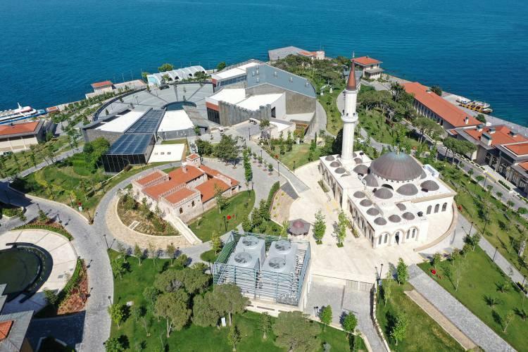 <p><strong>- Demokrasi ve Özgürlükler Adası günübirlik ziyaretlere de açılacak</strong><br />
<br />
İşletmeciliğini TOBB'un üstlendiği, günübirlik ziyaretlere de açılacak Demokrasi ve Özgürlükler Adası'nın iki temel işlevi bulunuyor. Adada, Türkiye'nin demokrasi ve siyasi tarihinin utanç vesikaları olan darbe, tutuklamalar ve yargılamalar ülkenin genç nesillerine öğretilerek, Adnan Menderes, Hasan Polatkan ve Fatin Rüştü Zorlu'nun aziz hatıraları yaşatılıyor.</p>
