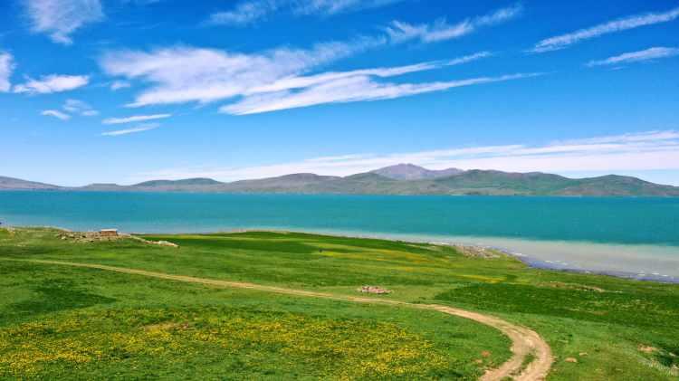 <p>Bitlis'in Ahlat ve Adilcevaz ile Muş'un Varto ilçelerinde her yıl çok sayıda yerli ile yabancı ziyaretçi ağırlayan göller, yeni tip koronavirüs (Kovid-19) tedbirleri kapsamında uygulanan kısıtlamalarının kaldırılmasıyla yeniden ziyaretçilerini ağırlamaya hazırlanıyor.</p>

<p> </p>
