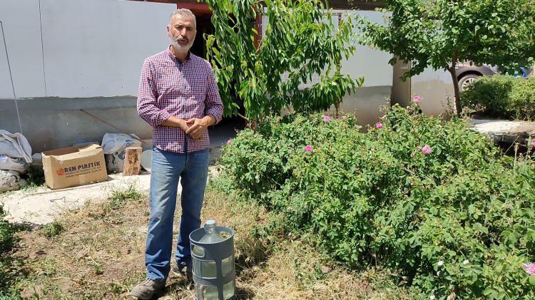 <p>Çiriş konuşmasına: <strong>"İkinci defa kazanda yağ ve su birbirinden ayrılıyor. Damacananın üzerinde çok ince bir tabaka meydana geliyor.  Yağı cam şırınga ile alıyoruz. Işık görmeyen, güvenli, hava almayacak, kokusu uçmayacak bir yerde muhafaza ediyoruz. Buna geleneksel imbik yöntemi diyoruz. Kazanlar bakırdır. Eskiden köylerde herkes kendi gülünü akşama kadar toplar, sabaha kadar da o çiçeklerden gül suyu ve gül yağı çıkartırmış. Ancak şuan gül yağı fabrikaları olduğu için herkes bu işi bıraktı. Şuan çoğu insanda kazan yok</strong>” diye devam etti.</p>
