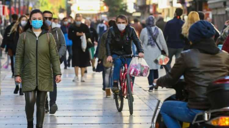 <p>Aşı randevularına gitmenin de önemli olduğu ve vatandaşların randevularına gitmesi gerektiğinin altını çizen Ertuğrul, sonbaharda rahatlamak ve maskeleri çıkartabilmek için bağışıklığın artması gerektiğini belirtti.</p>
