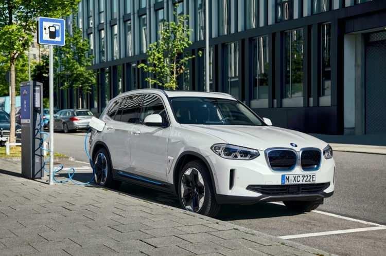 <p>Geliştirmeler neticesinde 286 bg maksimum güç ve 400 Nm maksimum tork üreten elektrikli motor otomobili 0’dan 100 km/s hıza 6.8 saniyede ulaştırıyor. Yeni BMW iX3, hızlı şarj istasyonlarında 10 dakikada yaklaşık 100 kilometrelik bir menzile kavuşurken yalnızca 34 dakikada pillerini yüzde 80 oranında şarj ediyor.</p>
