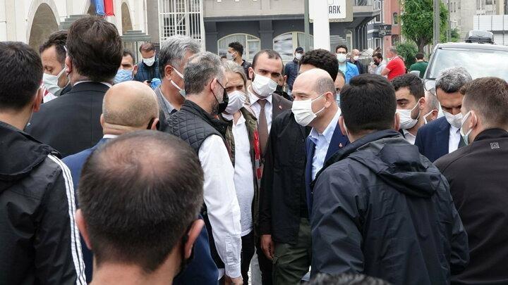 <p>Cumhurbaşkanı Recep Tayyip Erdoğan'ın katılımıyla cuma günü açılan Taksim Camii'ni dün akşam saatlerinde İçişleri Bakanı Süleyman Soylu ziyaret etti. Cami çıkışında Soylu'nun etrafını saranlar bol bol fotoğraf çektirdi.</p>

<p> </p>
