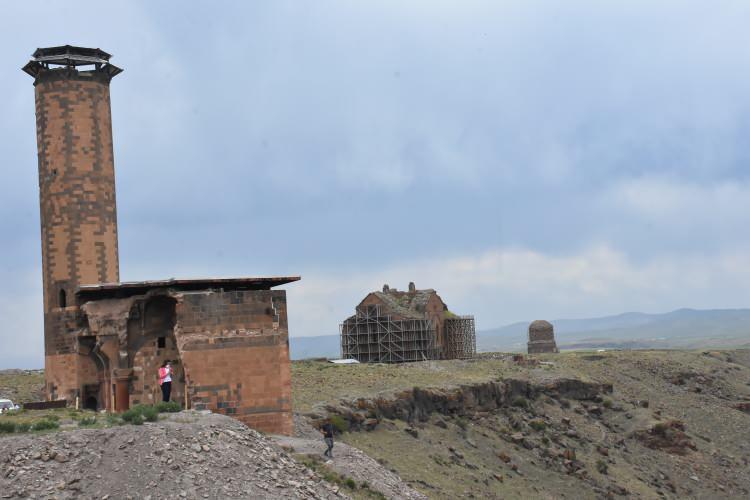 <p>Kültür ve Turizm Bakanlığı Kültür Varlıkları ve Müzeler Genel Müdürlüğü ile Kafkas Üniversitesinin (KAÜ) ortaklığıyla bölgede yapılacak kazı çalışması haziran ayında başlayacak.</p>
