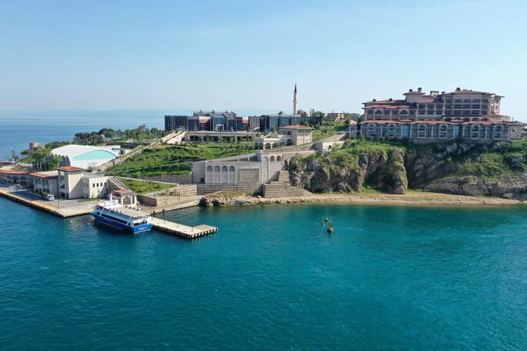 <p>Bu yazının altında Yüksek Adalet Divanı Başkanı Salim Başol, Başsavcı Altay Ömer Egesel ve diğer divan üyeleri ile mahkeme salonunda sanıkların yer aldığı bölümde karşılıklı olarak nöbet tutan askerlerin balmumu heykelleri bulunuyor.</p>
