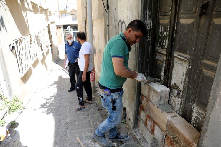 <p>Gaziantep'te tarihi evlerin bulunduğu kentsel sit alanı içerisindeki Bey Mahallesi'nde kullanılmayan birçok evde son zamanlarda hırsızlık olayları yaşandı. Ev sahipleri, evlerini korumak için giriş kapılarının önüne briketle duvar örmeye başladı.</p>

<p> </p>
