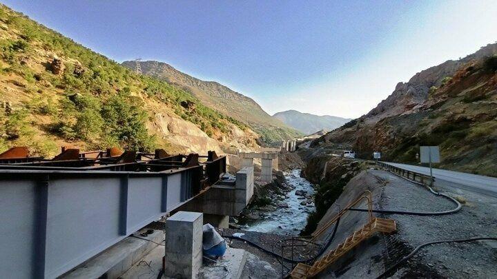 <p>Bitlis-Diyarbakır yolu üzerinde bulunan ve her yıl kış aylarında heyelan nedeniyle geçişi zor olan bölgede inşa edilen çelik köprü bölgede ilk olurken, Türkiye'de ise nadir uygulanan projelerden biri olacak. 12 ayak üzerine inşa edilecek çelik köprünün 2022 yılında tamamlanması hedefleniyor.</p>

<p> </p>
