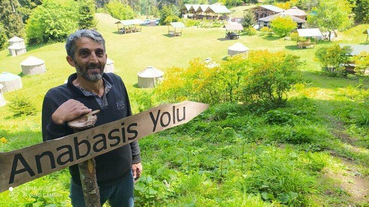 <p>Oğuz Boyu geleneğini Trabzon'da sürdürmeye çalışan Trabzonlu girişimci Salih Kantarcı, turizm amaçlı kurduğu kamp yerinde misafirleri tarafından obada ayı ve kurt görülmesi halinde 10 günlük tatil hediye ediyor.</p>

<p> </p>
