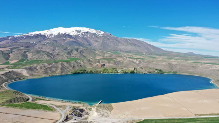 <p>Van Gölü, diğer göller ve doğal yaşam alanlarıyla bölgenin bir turizm cenneti olduğunu vurgulayan Gürsoy, şunları kaydetti:</p>

<p>"Yaklaşık 2 bin rakımdaki Aygır Gölü, doğa harikası bir yer. Gölde alabalık yetişiyor. Artık insanlar doğada güzel kuşlar görmek, tabiatla ve doğayla iç içe zaman geçirmek istiyor. Arin ve Aygır gölleri Sayın Cumhurbaşkanımızın himayesinde, korunacak alan ilan edildi. </p>
