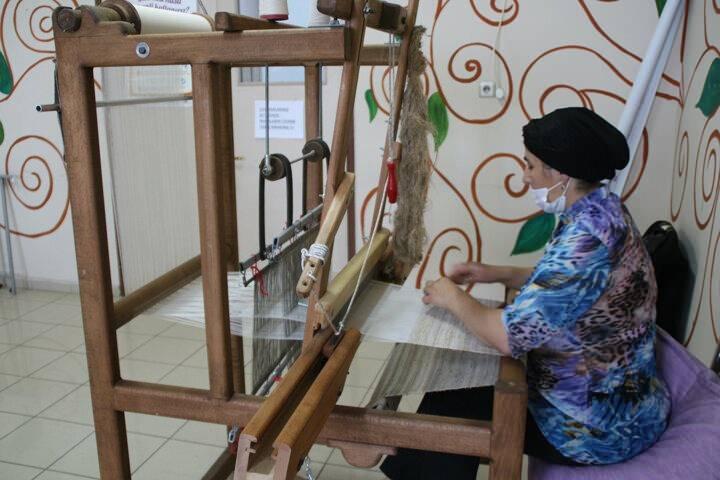 <p>Üreticiler, hasadı beklerken, kenevirlerden bitkisel liflere sahip iplikler üretilerek, sağlıklı ve özel dokuma kumaşlar elde edilecek.</p>