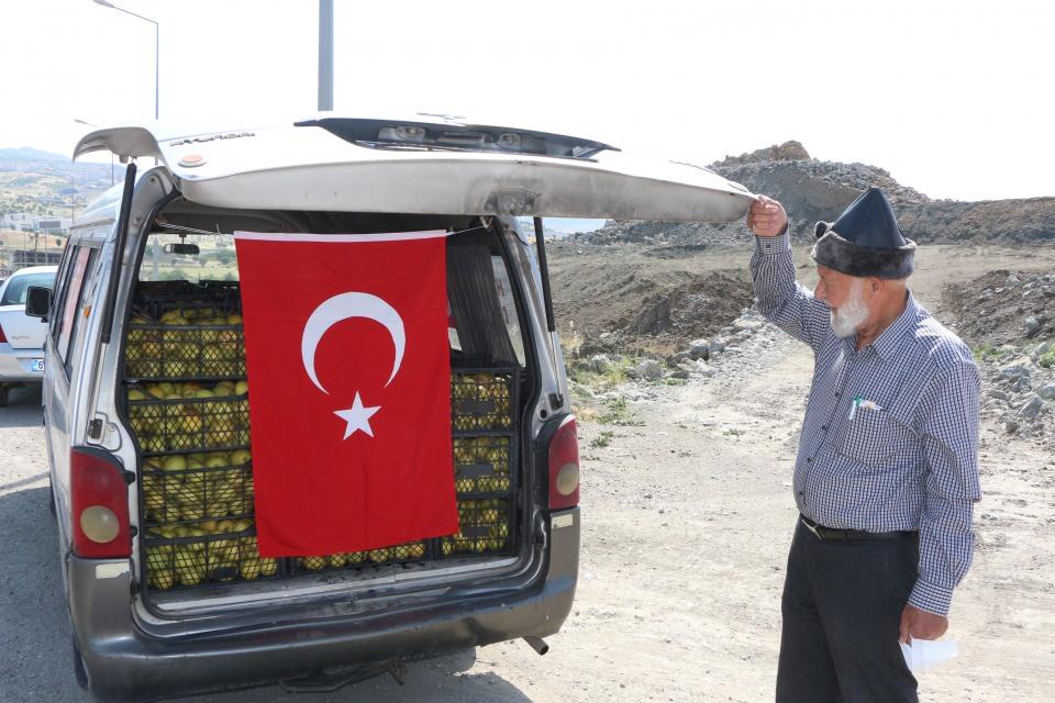 <p> Muhalefet partisi Şırnak’ta ne işiniz var, diyor. Suriye’de, Dağlık Karabağ’da, Azerbaycan’da ne işiniz var, diyorlar. Gitsinler görsünler. Ben 71 yaşımda olmama rağmen geldim, gördüm. Bütün hudut birliklerini gezdim. Büyük bir fedakarlık var. Nusaybin’de kaldım. Nusaybin o kadar güzel olmuş ki, batı illerinde olmayan bir şehir görünümü almış. </p>
