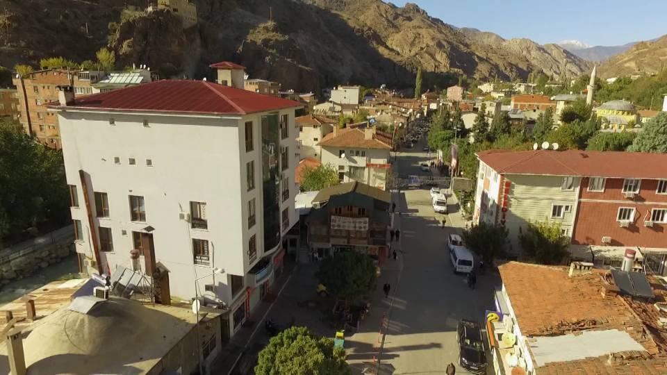 <p>Yeni yerleşim yerinde de üst yapı çalışmaları sürüyor, altyapı çalışmalarımız da bir taraftan devam ediyor. Vatandaşımızın şu an konut ve dükkanlarla ilgili kura çekilsin istiyor. Önümüzdeki aylarda bu işlerin bitirilmesini umuyoruz. Tüm işler bitince vatandaşlarımız da taşınmaya başlayacak. İdarenin bununla ilgili söylediği süre, 2022 yılının başı itibarıyla ilçenin yeni yere taşınması yönündedir. İşler bu takvime göre biterse taşınma işleri, eylül-ekim ayı itibariyle başlar” dedi.</p>
<p> </p>