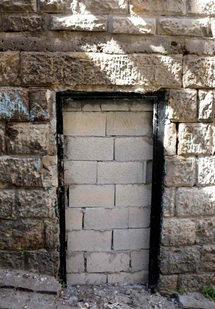 <p>Hırsızlıklara karşı çözüm bulamadık. Şimdi mahalleli olarak aldığımız karar doğrultusunda bizlere ait olan bu evlerimizin kapılarının önüne briket ile duvar örüyoruz" diye konuştu.</p>

<p> </p>
