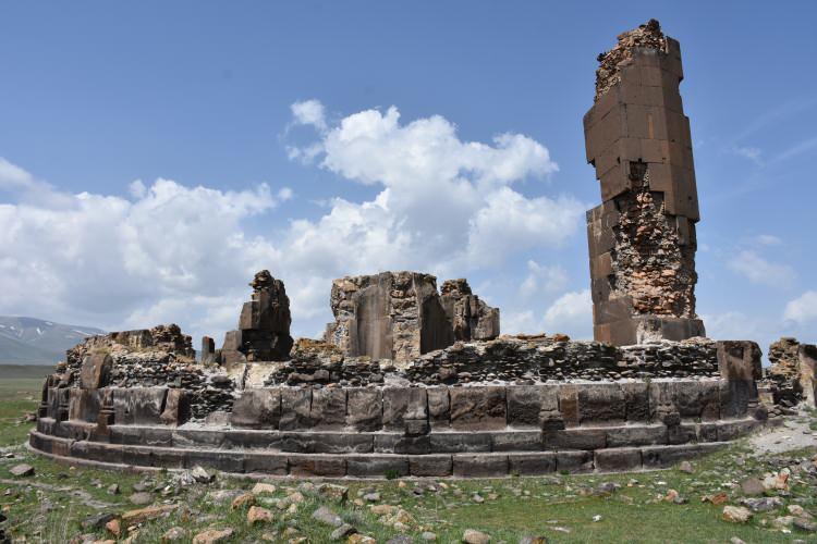 <p>Tarihte "Binbir kiliseli kent", "40 kapılı kent", "100.000 nüfuslu kent", "Medeniyetler Beşiği" olarak anılan ve 2016'da UNESCO Dünya Miras Listesi'ne alınan Ani, 16 Ağustos 1064'te Sultan Alparslan tarafından fethedildi.</p>
