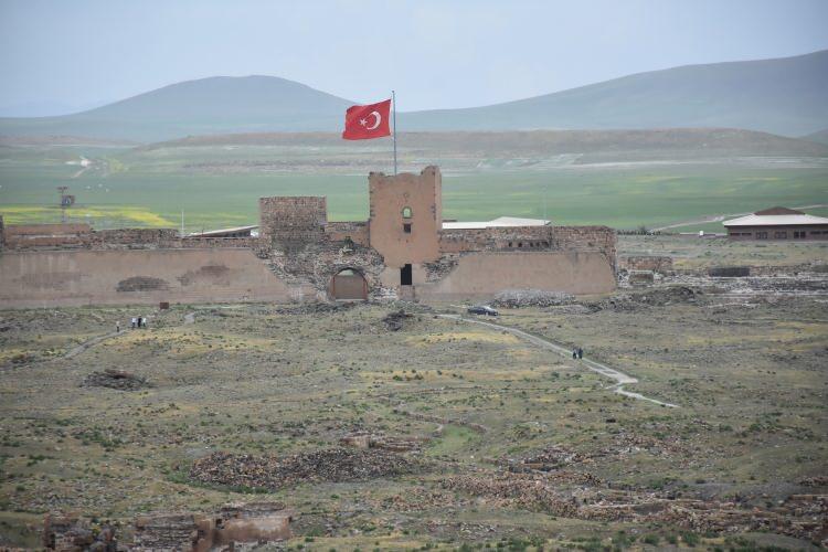 <p>Kurulduğu günden bu yana 23 medeniyete ev sahipliği yapan, aralarında her biri farklı bir güzellik ve tarihi değerdeki cami, kilise, katedral gibi dini yapıların yanı sıra paha biçilmez diğer tarihi yapıları ve kültürel hazineleri bünyesinde barındıran Ani, Kafkaslardan Anadolu'ya ilk giriş kapısı olma özelliğiyle ayrı bir önem arz ediyor.</p>
