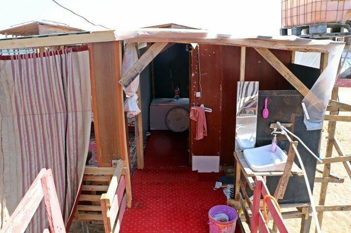 <p>“Değerini bilene çok güzel hayat var” diyen Şükran Kandemir ise, 2 bin kişiye yakın insan var burada. Geçen yıl geldim, memnun kaldım. Çift daire çardak kurdum” ifadesini kullanırken, eşi Faruk Kandemir de, “Buraya geldiğim zaman huzur buluyorum. 2 ay oldu geleli, tam kapanmada da buradaydım. Şehir hayatı sıkıcı oluyor, burası daha havadar. Önün deniz, arkan ırmak, orman var. Korona buraya uğramaz, denizden korkar o” diye konuştu.</p>
<p> </p>