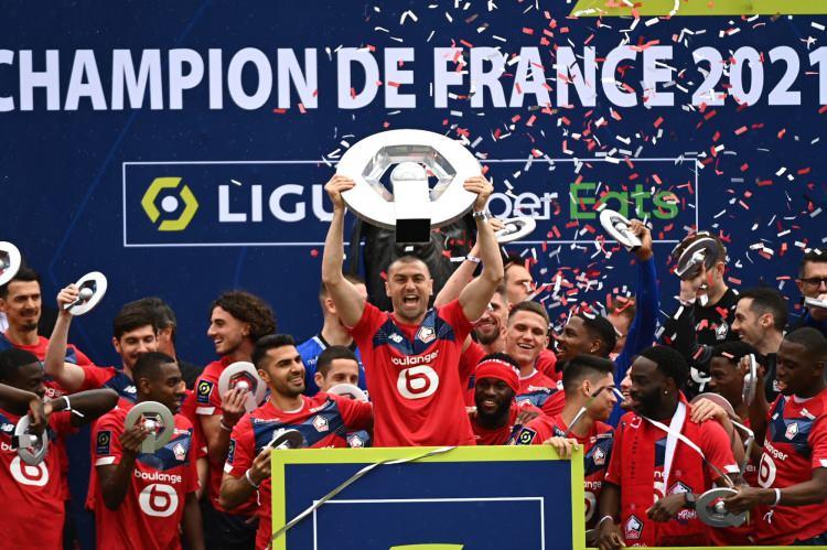 <p>Fransa Ligue 1'de milli oyuncularımızın formasını giydiği Lille, bugün düzenlenen törenle şampiyonluk kupasına kavuştu.</p>
