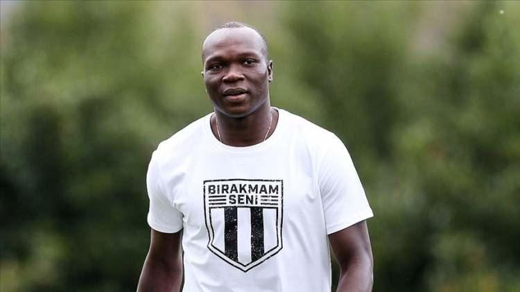 <p>SORU: Aboubakar'ın durumunu özetler misiniz?<br />
<br />
CEVAP: Kuantum fiziği okuyor, akıllı adam. Sezon başında da sakatlığına göre anlaşma yaptık. Duygularımla hareket etmemem gereken bir süreçteyiz. Bana en az iki sağlıklı santrfor lazım. Transfer limitleri ocak ayında 1 futbolcu hakkı tanıyordu, Cenk ile kullandık. Aboubakar'ın Göztepe maçından önce  son MR'ı çekildiğinde sakatlığı devam ediyordu. Sakat değildi ama oynamadı diye bir durum söz konusu değil.</p>
