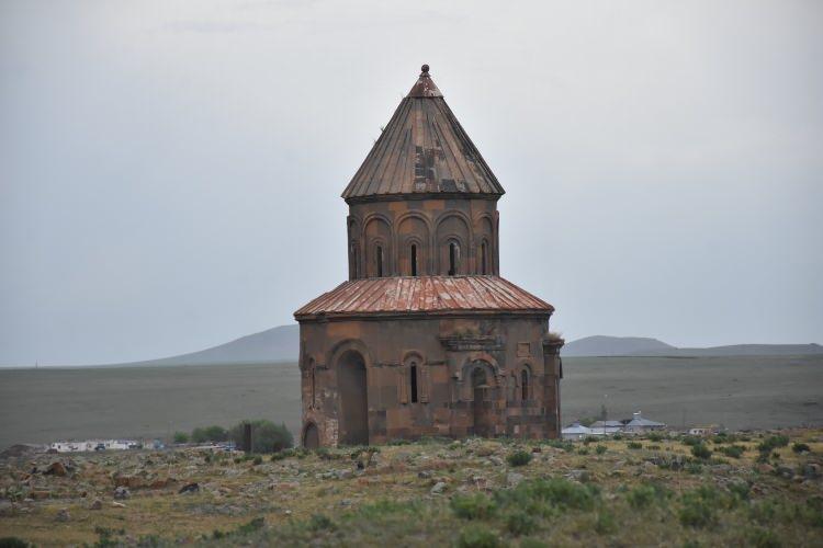 <p>Ani'nin 961 yılında Bagratlı Hanedanlığı'nın başkenti olduğunu aktaran Aslan, sözlerini şöyle tamamladı:</p>
