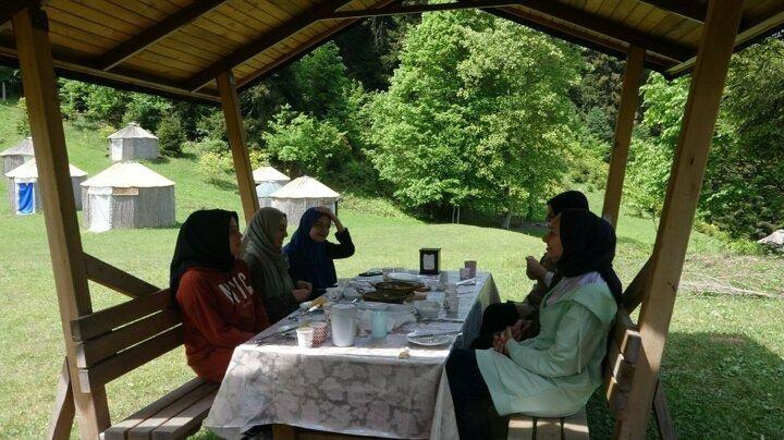 <p>Kamp yerini tercih edenlerden Yenigün Sarıdağ ise uzun bir rotadan sonra varış noktası olarak buraya geldiklerini belirterek, "Burası çok büyük bir emek verilerek yapılmış. Küçük detaylar bile ortaya konulmuş. Tek tek emek harcanmış o yüzden bu bizim çok hoşumuza gitti. 24 tane çadır olmasıyla birlikte burada eski Türk bir oba kültürü yansıtılmış" ifadelerini kullandı.</p>
