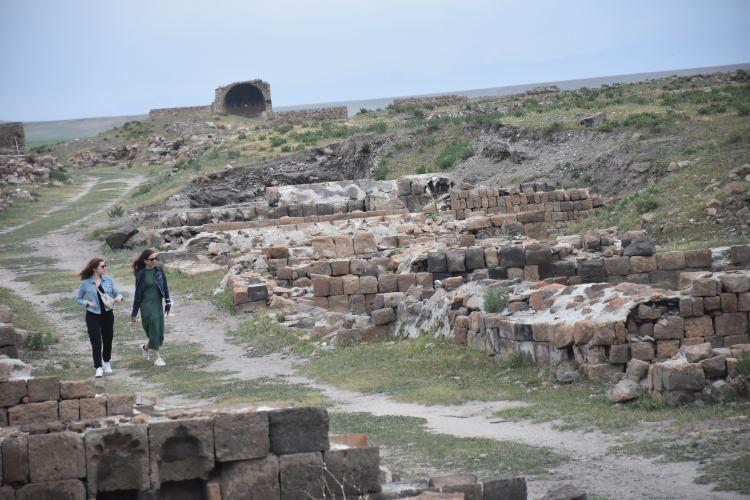 <p>Kafkas Üniversitesi Fen-Edebiyat Fakültesi Sanat Tarihi Bölüm Başkanı ve Ani Ören Yeri Kazı Başkanı Dr. Öğretim Üyesi Muhammet Arslan'ın koordinesinde yapılacak çalışmaların kazı, koruma, depo ve yayın çalışmaları olmak üzere 12 ay sürmesi planlanıyor.</p>
