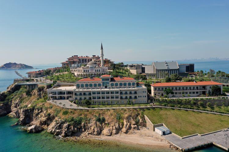 <p>Bu projeyle eski günlerini geride bırakan Yassıada, toplumsal hafıza açısından son derece önemli bir kongre merkezine ve açık hava müzesine dönüştürüldü.</p>

