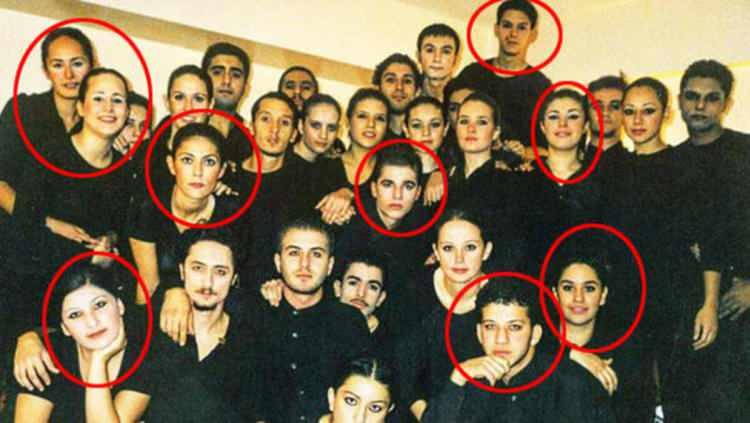 <p><span style="color:#000000"><strong>Arda Öziri, 2018 yılında geçirdiği bir trafik kazası nedeniyle hayatını kaybetmişti. Öziri'nin vefatı özellikle üniversiteden bu yana yakın dostları olan Engin Altan Düzyatan, Şebnem Bozoklu, Rıza Kocaoğlu ve Arda Öziri'yi derinden üzmüştü.</strong></span></p>