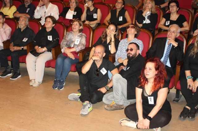 <p><span style="color:#000000"><strong>Öziri için düzenlenen cenaze töreninde Kocaoğlu ve Altay gözyaşlarını tutamamışlardı.</strong></span></p>