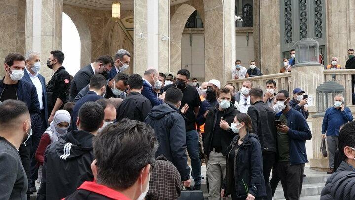 <p>Cumhurbaşkanı Recep Tayyip Erdoğan'ın katılımıyla cuma namazı kılınarak açılan Taksim Camii çok sayıda kişinin akınına uğruyor.</p>
