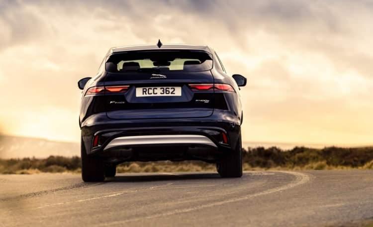 <p>204BG güç ve 430 Nm tork üreten motor gücünü dört tekerleğe birden 8 ileri otomatik şanzıman ile iletiyor. 0-100 km/s hızlanmasını 8,0 saniyede tamamlayan Yeni Jaguar F-PACE, 100 kilometrede ortalama 6,2 litrelik tüketim değeri sunuyor.</p>