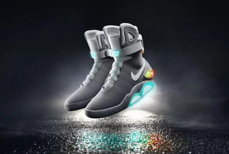 <p><span style="color:#000000"><em><strong>1. Nike Air Mag:</strong></em></span></p>

<p><span style="color:#0000CD"><em><strong>Bir döneme damgasını vuran Back to the Future serisinden esinlenerek tasarlanan ayakkabı ön ve yan yüzlerinde bulunan Led ışıkları ile dikkat çekiyor. Açılıp kapatılabilen bu lambalar ayakkabının en önemli özelliklerinden bir tanesi olmuş. Konsept bir tasarım olan ve seri üretimi yapılmayan bu ayakkabından sadece 1500 tane üretilmiş. İnternet üzerinden açık arttırma ile satılan ve bir çiftinin 6 bin dolara çıktığı efsane ayakkabılar şaşırtıcı bir biçimde saatler içinde tüketilmiştir</strong></em></span></p>
