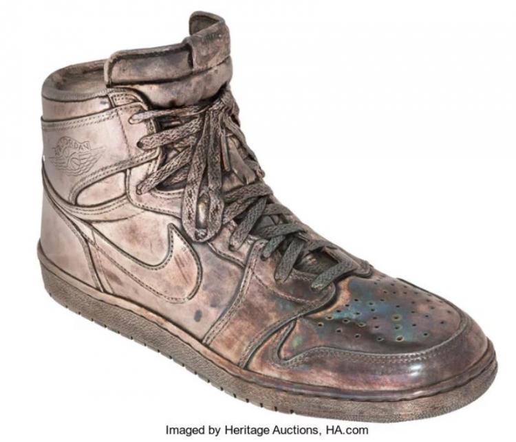 <p><span style="color:#000000"><em><strong>2. Air Jordan Gümüş Ayakkabılar:</strong></em></span></p>

<p><span style="color:#0000CD"><em><strong>Nike'ın Michaek Jordan adına ürettiği koleksiyonun ilk parçası olan ve bu nedenle günümüzde retro ayakkabı avcıları tarafından en çok aranan ayakkabılardan bir tanesi olan '' Air Jordan 1''ilk olarak 1985 yılında basketbol tarihine damga vurarak ani bir çıkış yapmıştır. Daha sonra markanın gümüş detayları olan ayakkabıları, ümlü erkekleri yönelik olarak tekrar piyasaya çıkmıştır. 4,5 kilogram ağırlığı ile dikkat çeken bu ayakkabının ikinci el fiyatı ise tam tamına 60 bin dolar civarındadır.</strong></em></span></p>
