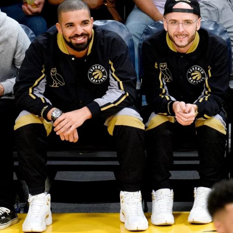 <p><span style="color:#000000"><em><strong>3. Air Jordan 12 OVO - Drake Edition:</strong></em></span></p>

<p><span style="color:#0000CD"><em><strong>100 bin dolarlık fiyatı ile görenleri hayrete düşüren bu ayakkabı, ünlü spor giyim firması ile dünyaca ünlü Kanada'lı şarkıcı Drake'in ortak çalışması ile piyasaya sunulmuştur. Ayakkabının bu fiyata çıkmasının hikayesi ise oldukça sıradışı.</strong></em></span></p>
