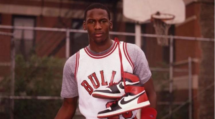 <p><span style="color:#000000"><em><strong>7. Michael Jordan Nike Air:</strong></em></span></p>

<p><span style="color:#0000CD"><em><strong>100 bin dolar değerinde olan bu ayakkabılar, 1984-1985 sezonunda ünlü basketbolcu Michael Jordan'ın Chicago Bulls ve Los Angeles Lakers maçında giymiş olduğu ayakkabılardır. Beyaz derinin üzerinde kırmızı Nike sloganı bulunan ve üst ksımı da yine kırmızı oaln bu ayakkabılar, galip gelinen maç sonrasında ünlü oyuncu tarafından bir top toplayıcı çocuğa veirlmiştir. Jordan'ın en sevdiği ayakkabılardan biri olan bu model, rekor ücretle alıcı bulmuş. Maçta görevli olan top toplayıcı çocuk Khalid Ali, maç sonunda Jordan'dan aldığı bu aykkabıyı ünlü oyuncuya imzalatmayı başarmıştır. Daha sonra ayakkabıyı 30 yıl sonra satışa koyan bu adam 100 bin liralık satış rakamına ulaşmıştır.</strong></em></span></p>
