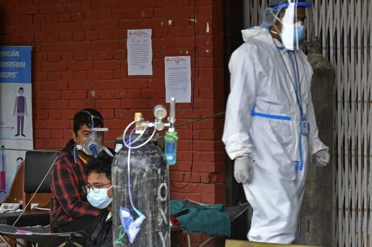 <p>Asya&rsquo;da artan koronavir&uuml;s vakaları, Nepal&rsquo;in &ccedil;ok da g&uuml;&ccedil;l&uuml; olmayan sağlık sistemini &ccedil;&ouml;kme seviyesine getirdi.</p>

<p>Sağlık Bakanlığı&rsquo;nın baş s&ouml;zc&uuml;s&uuml; Dr. Samir Kumar Adhikari, &ldquo;Tıbbi altyapımız krizde. Oksijen arz-talep a&ccedil;ığı &ccedil;ok b&uuml;y&uuml;k ve başka aşımız da yok&rdquo; dedi.</p>
