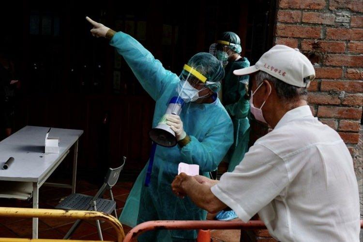 <p>Johns Hopkins verilerine g&ouml;re Bahreyn'de, vaka sayıları Mart ayı başında g&uuml;nde yaklaşık 600'den ge&ccedil;en hafta g&uuml;nde 2 binin &uuml;zerine &ccedil;ıktı.</p>

<p>&nbsp;</p>

<p>Bahreyn, Pfizer-BioNTech, Sinopharm ve Rusya&rsquo;nın Sputnik V aşısı dahil olmak &uuml;zere birka&ccedil; Covid aşısının kullanımını onaylarken &uuml;lkede vaka sayısının artmasına rağmen can kaybının artmadığı, bunun da aşılama oranıyla ilintili olduğu belirtildi.</p>
