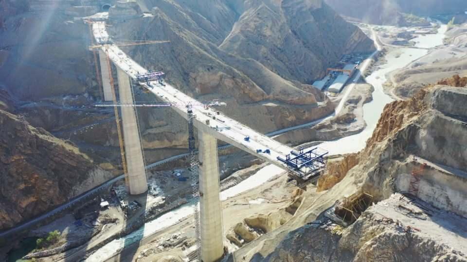 <p><strong>7'NCİ KEZ TAŞINMAYA HAZIRLANIYOR</strong></p>

<p>150 yıllık tarihinde 6 kez yerleşim yeri değiştirilen ve 7'nci kez taşınmaya hazırlanan Yusufeli, Yansıtıcılar mevkisinde 150 hektarlık alanda 3 bölgede yeniden inşa ediliyor. </p>
