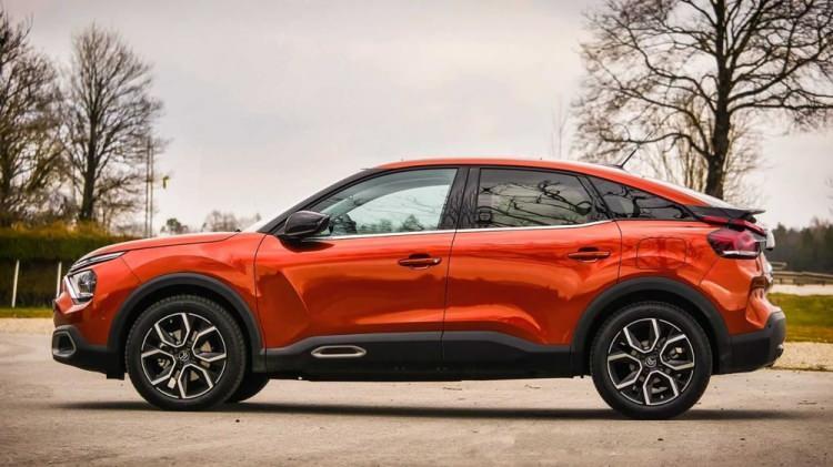 <p>Eylül ayında elektrikli versiyonunun Türkiye'ye giriş yapacağı açıklanan aracın şimdilik sadece benzinli ve dizel motor seçenekleri bulunuyor.</p>