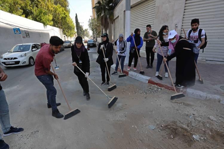 <p>İsrail'in 11 gün süren yoğun bombardımanı nedeniyle büyük yıkımın oluştuğu Gazze Şeridi'nde "İmar Edeceğiz" sloganıyla enkaz kaldırma ve temizlik kampanyası başlatıldı.</p>

<p> </p>
