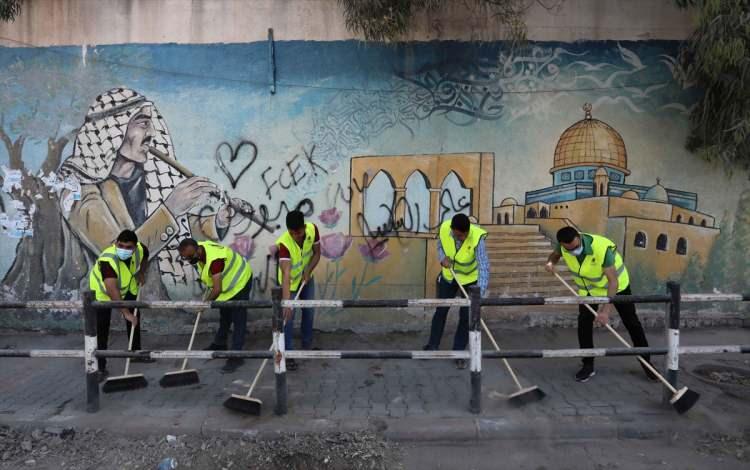 <p>İsrail uçaklarının yerle bir ettiği binaların bulunduğu bölgelere dağılan gençler, ellerinde süpürgeler ve temizlik malzemeleriyle sokakları kaplayan enkaz parçalarını temizlemeye başladı.</p>

<p> </p>
