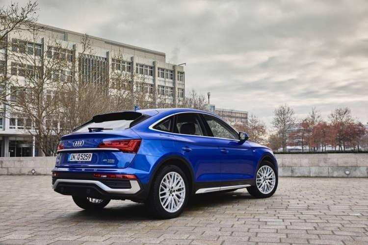 <p>DİJİTAL OLED TEKNOLOJİSİNE SAHİP ARKA FARLAR</p>

<p>Q5 Sportback’te isteğe bağlı alınabilen özellikler arasında yenilikçi dijital OLED teknolojisine sahip arka farlar da yer alıyor. Homojen bir kırmızı ışık yayan üç organik diyot içeren farlar, ayrı ayrı kontrol edilebilen altı bölüme ayrılmış. Sürüş moduna göre, farklı görüntüler veren far sisteminde, örneğin, Adaptif Hız Sabitleyici veya Aktif Şerit Asistanı gibi asistan sistemlerinden birine sahip olan Q5 Sportback’e hareketsizken, arkadan iki metreden az bir mesafede yaklaşıldığında, tüm OLED segmentleri yanarak yakınlık tespiti sağlıyor. </p>
