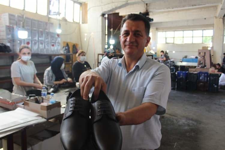 <p>Gaziantep’te ayakkabı ve terlik sektörünün kalbinin attığı yer olan Nizip Caddesi günlük 2 milyon çift üretimi ve 45 ülkeye ihracatıyla dünya piyasasında Çinli firmaların en büyük rakibi olarak yer alıyor. </p>
